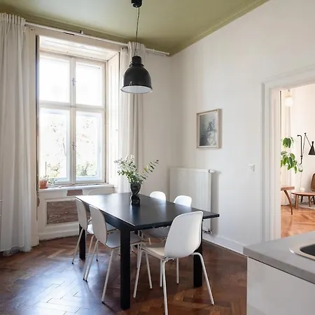 Renovated Historical In The Center Of * برنو